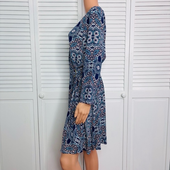 EXPRESS Blue Abstract Print V-Neck Wrap Dress Size Medium - Picture 4 of 8
